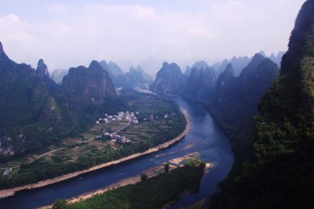 Reise nach China - Blick auf einen Fluss und die Kartstberge - Yangshuo