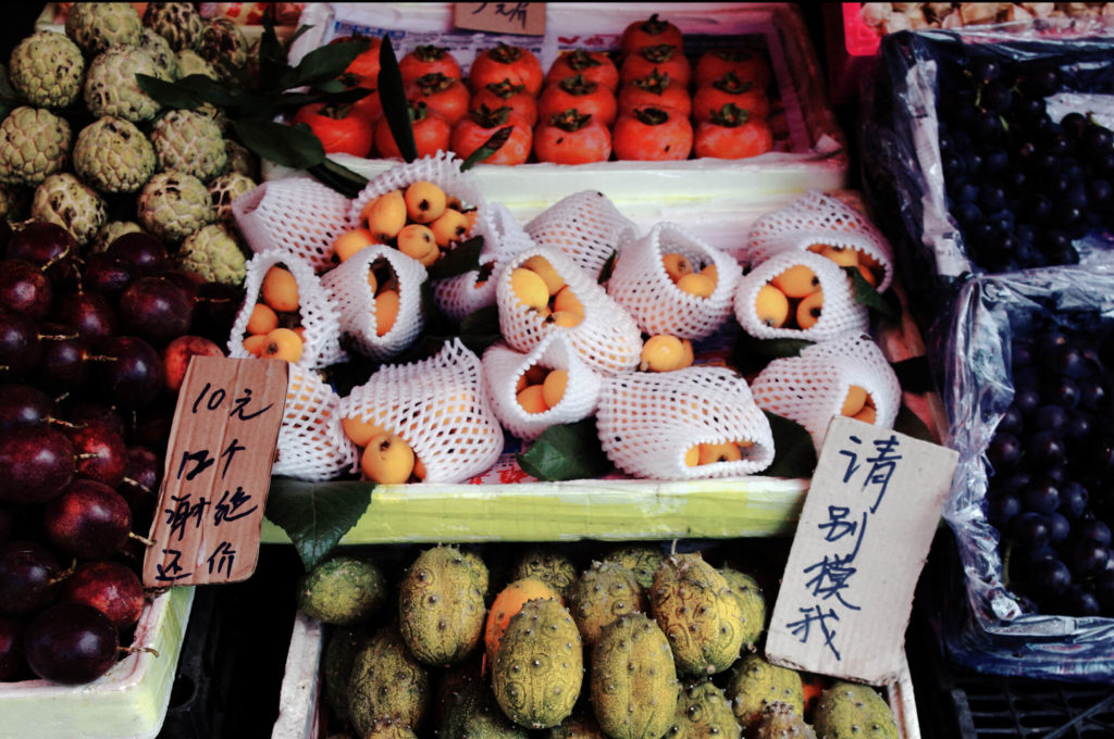 Merkwürdigkeiten aus China - Marktstand mit Obst