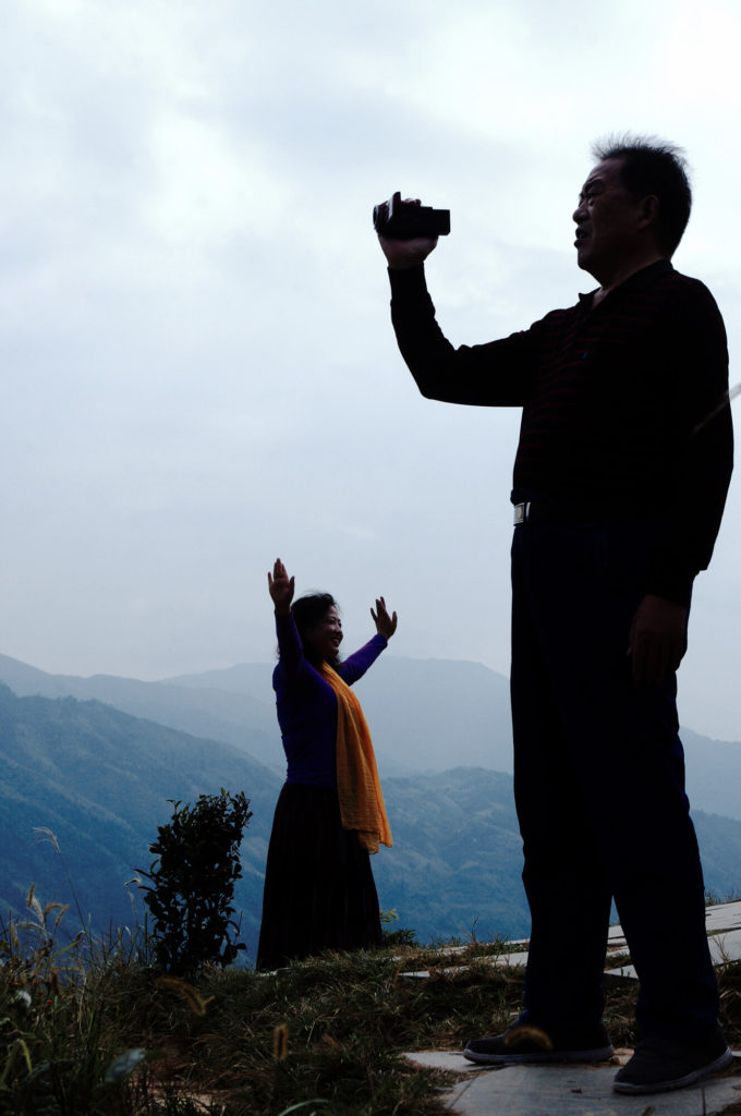 Merkwürdigkeiten aus China - Touristen machen Fotos in den Reisterrassen