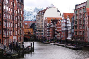 Typisch Hamburg! Tipps für ein Wochenende - alte Kaufmannshäuser am Nikolaifleet - Deichstraße Hamburg - Blick auf die Elbphilharmonie