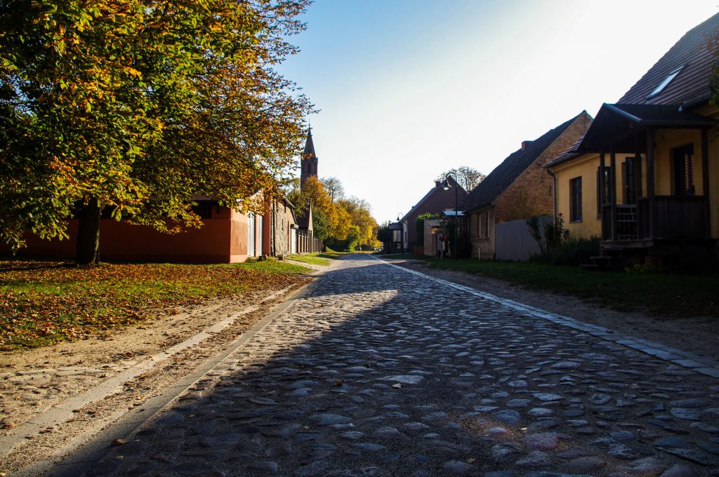 Dorfstraße in Brodowin in Brandenburg