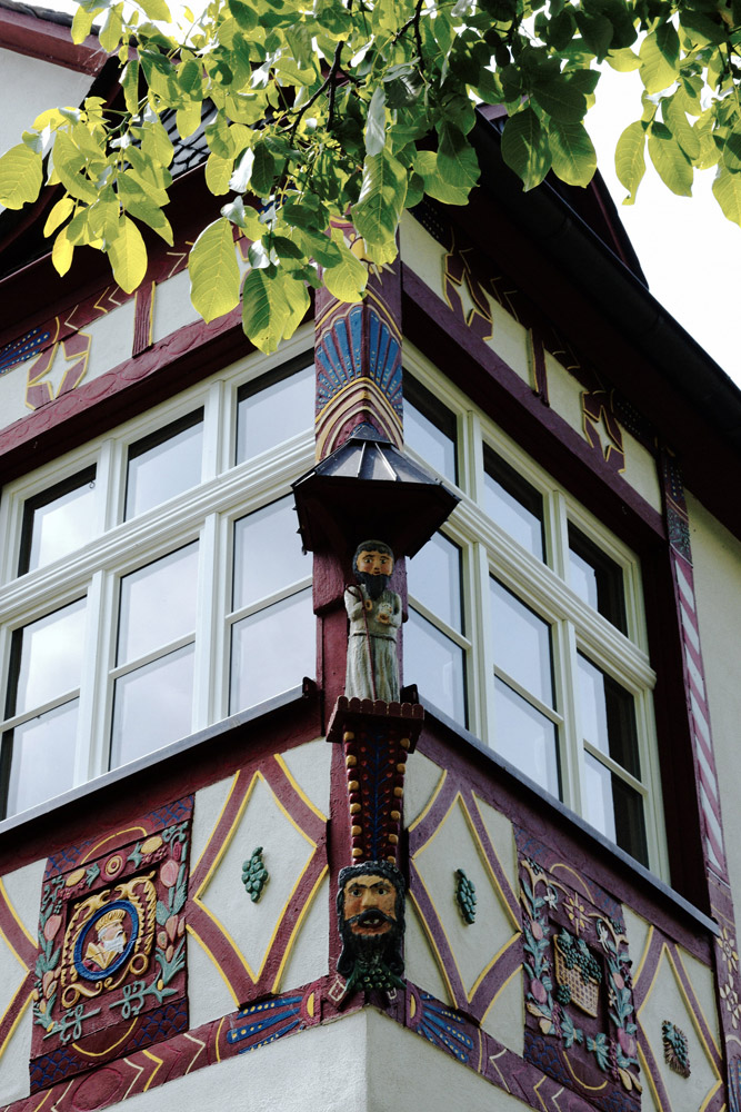 Verzierungen an einem Fachwerkhaus in Pünderich